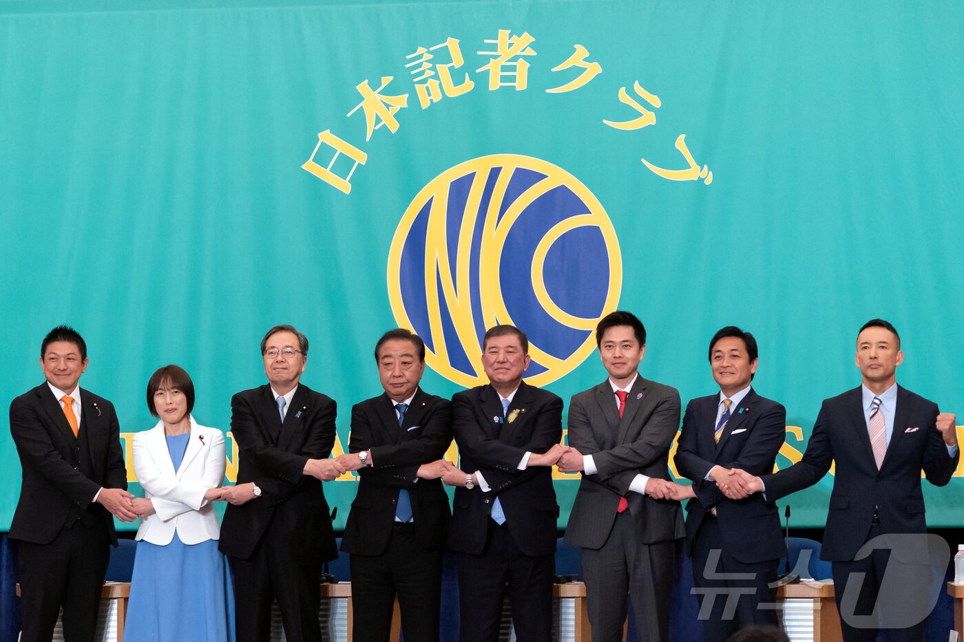 본문 이미지 - 2일 일본 8개 정당 대표가 참의원 선거를 앞두고 일본기자클럽이 주최한 토론회에 참석해 기념촬영을 하고 있다. 왼쪽부터 가미야 소헤이 참정당 대표, 다무라 도모코 일본공산당 위원장, 사이토 데쓰오 공명당 대표, 노다 요시히코 입헌민주당 대표, 이시바 시게루 총리 겸 자민당 총재, 요시무라 히로후미 오사카부지사 겸 일본유신회 대표, 다마키 유이치로 국민민주당 대표, 야마모토 다로 레이와신센구미 대표. 2025.07.02 ⓒ 로이터=뉴스1 ⓒ News1 김지완 기자