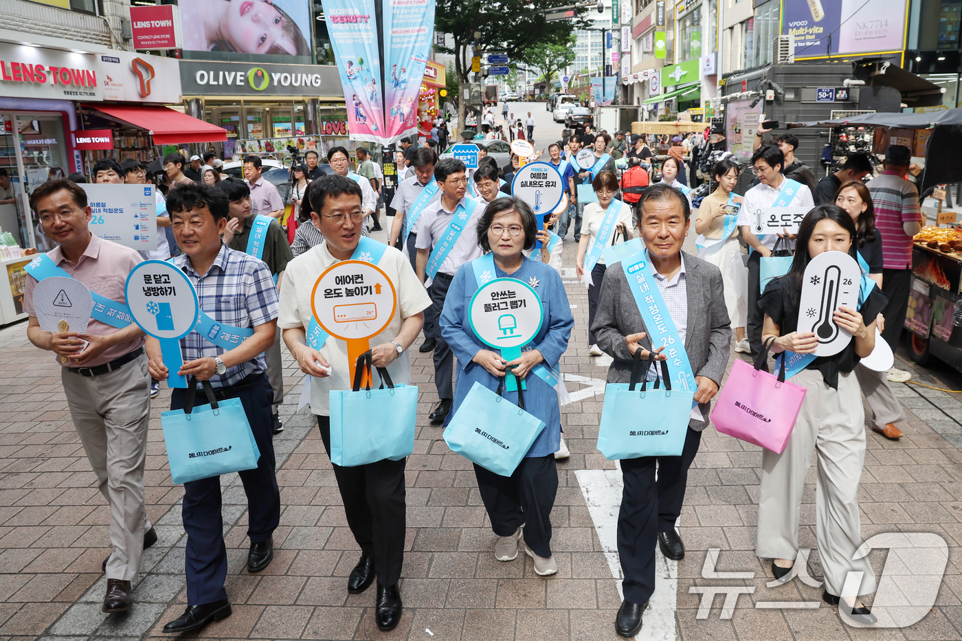 (서울=뉴스1) 민경석 기자 = 2일 오후 서울 중구 명동 거리에서 환경단체 관계자들이 '여름철 에너지절약 캠페인'을 벌이고 있다. 2025.7.2/뉴스1