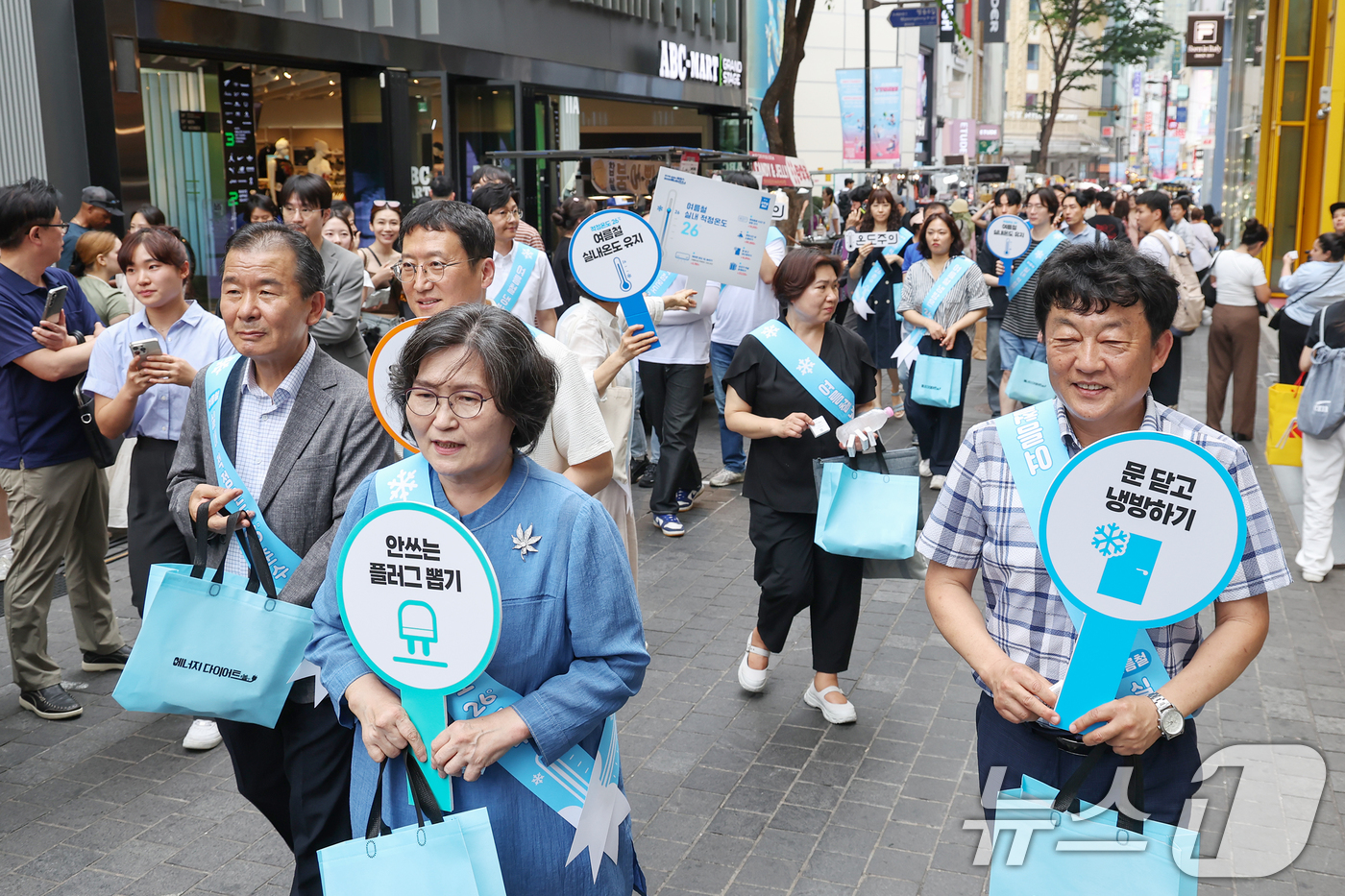 (서울=뉴스1) 민경석 기자 = 2일 오후 서울 중구 명동 거리에서 환경단체 관계자들이 '여름철 에너지절약 캠페인'을 벌이고 있다. 2025.7.2/뉴스1