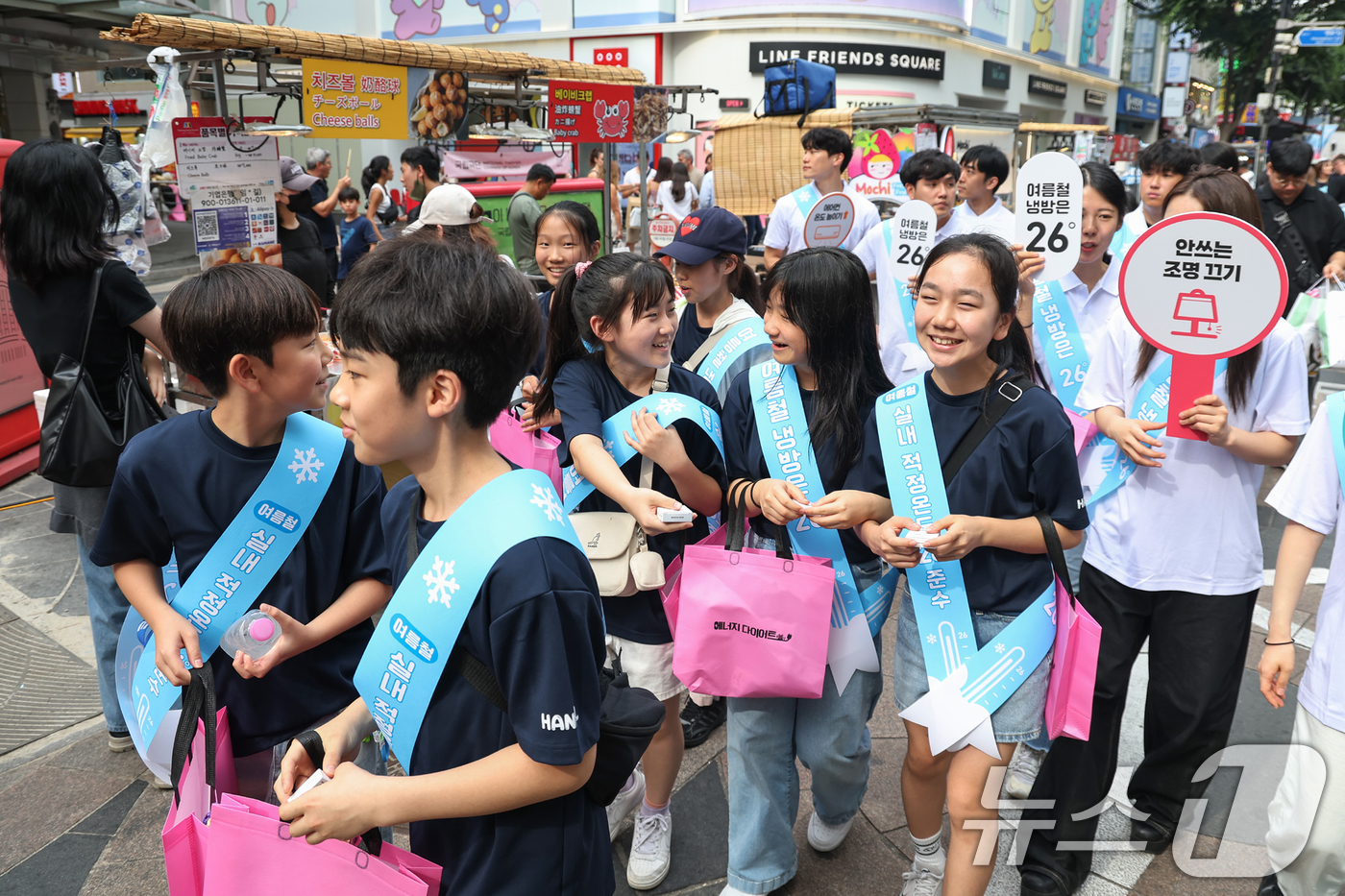 (서울=뉴스1) 민경석 기자 = 2일 오후 서울 중구 명동 거리에서 어린이들이 '여름철 에너지절약 캠페인'을 펼치고 있다. 2025.7.2/뉴스1