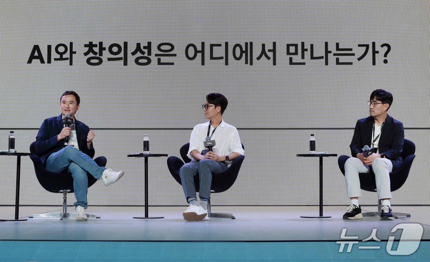 본문 이미지 - 사이먼 토쿠미네&#40;Simon Tokumine&#41; 구글 랩스 디렉터, 이낙준 작가 겸 크리에이터, 구범준 세바시 대표PD가 패널 토크를 진행하고 있다.&#40;구글코리아 제공&#41;