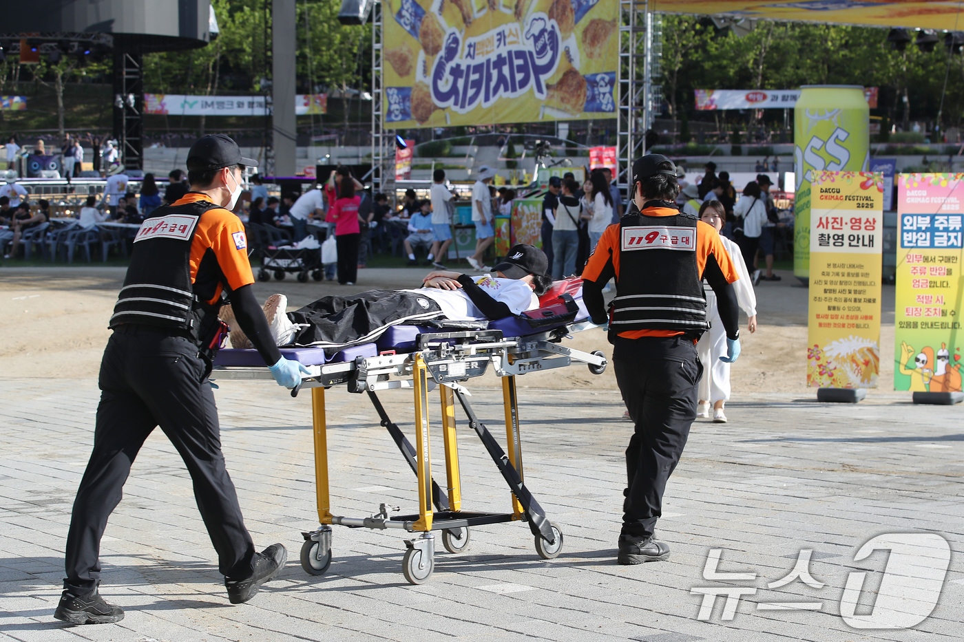 (대구=뉴스1) 공정식 기자 = 대구에 폭염경보가 닷새째 이어진 2일 오후 달서구 두류공원에서 '2025 대구치맥페스티벌' 개막식을 준비하던 한 20대 여성 스태프가 탈수증상과 어 …