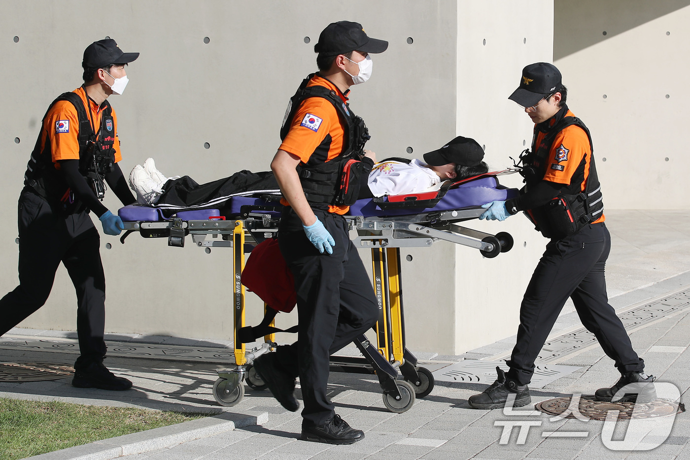 (대구=뉴스1) 공정식 기자 = 대구에 폭염경보가 닷새째 이어진 2일 오후 달서구 두류공원에서 '2025 대구치맥페스티벌' 개막식을 준비하던 한 20대 여성 스태프가 탈수증상과 어 …