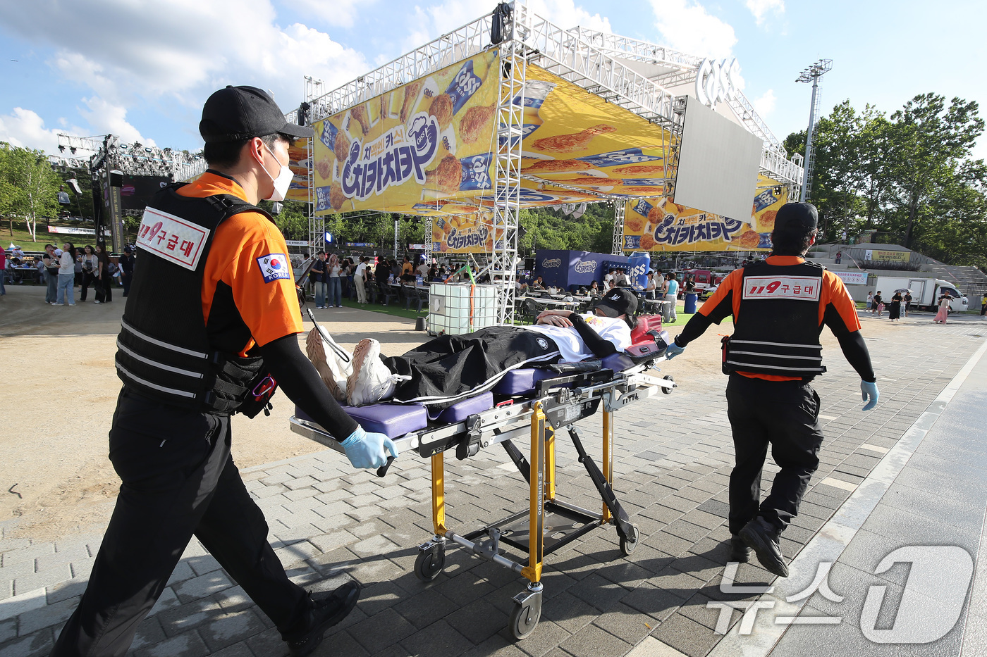 (대구=뉴스1) 공정식 기자 = 대구에 폭염경보가 닷새째 이어진 2일 오후 달서구 두류공원에서 '2025 대구치맥페스티벌' 개막식을 준비하던 한 20대 여성 스태프가 탈수증상과 어 …