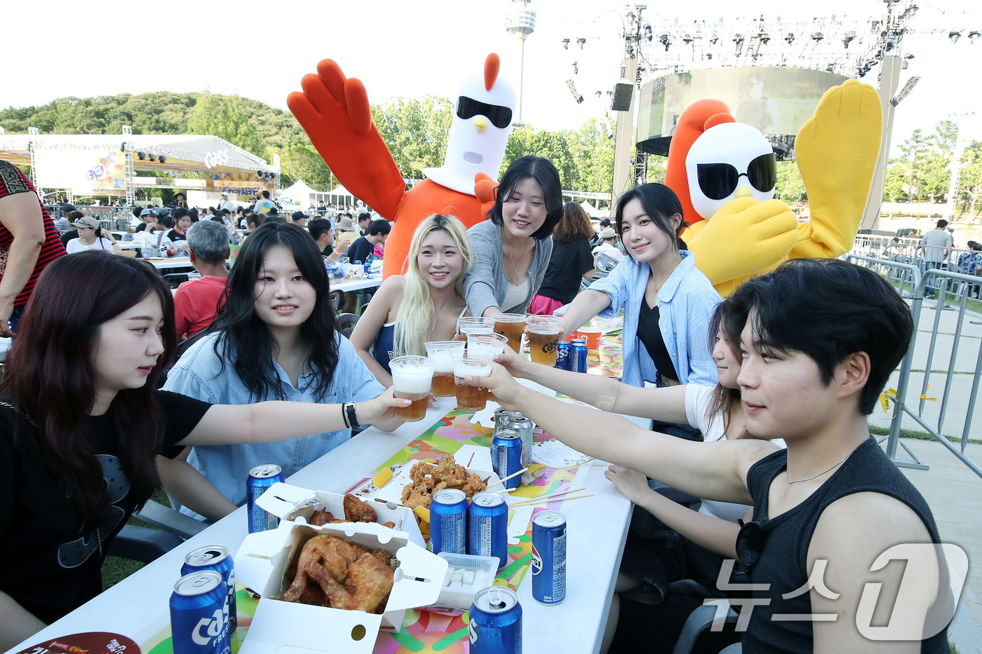 (대구=뉴스1) 공정식 기자 = 2일 오후 대구 달서구 두류공원에서 열린 '2025 대구치맥페스티벌'을 찾은 시민들이 치킨과 맥주를 즐기고 있다. 2025.7.2/뉴스1