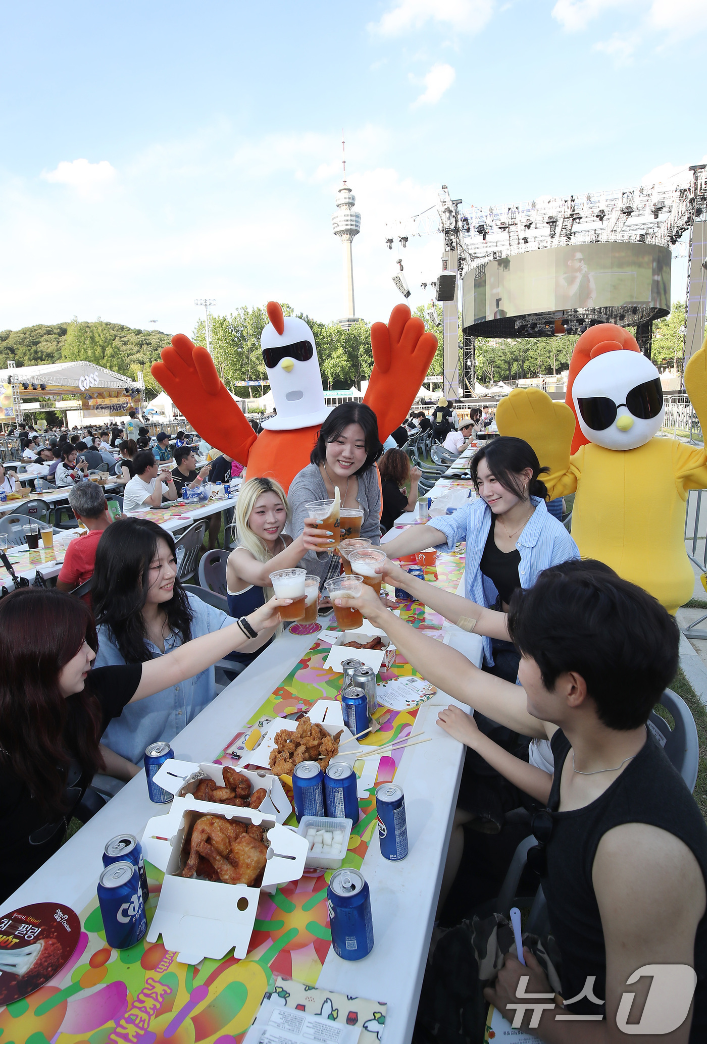 (대구=뉴스1) 공정식 기자 = 2일 오후 대구 달서구 두류공원에서 열린 '2025 대구치맥페스티벌'을 찾은 시민들이 치킨과 맥주를 즐기고 있다. 2025.7.2/뉴스1
