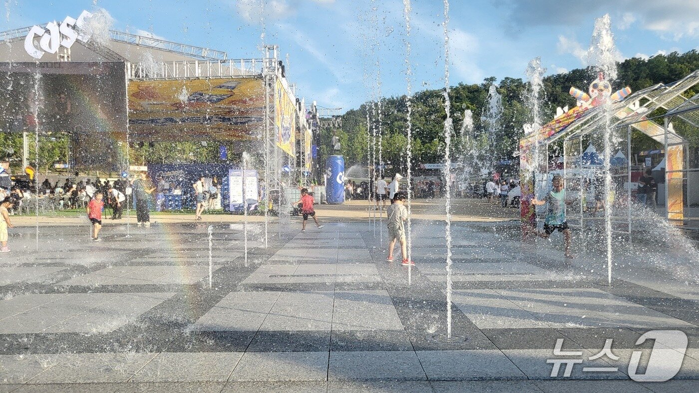 본문 이미지 - 2일 대구 한낮 수은주가 36.7도까지 치솟자 '대구 치맥페스티벌'에 방문한 어린아이가 바닥분수에서 물놀이를 즐기고 있다.2025.7.2/뉴스1 ⓒ News1 이성덕 기자
