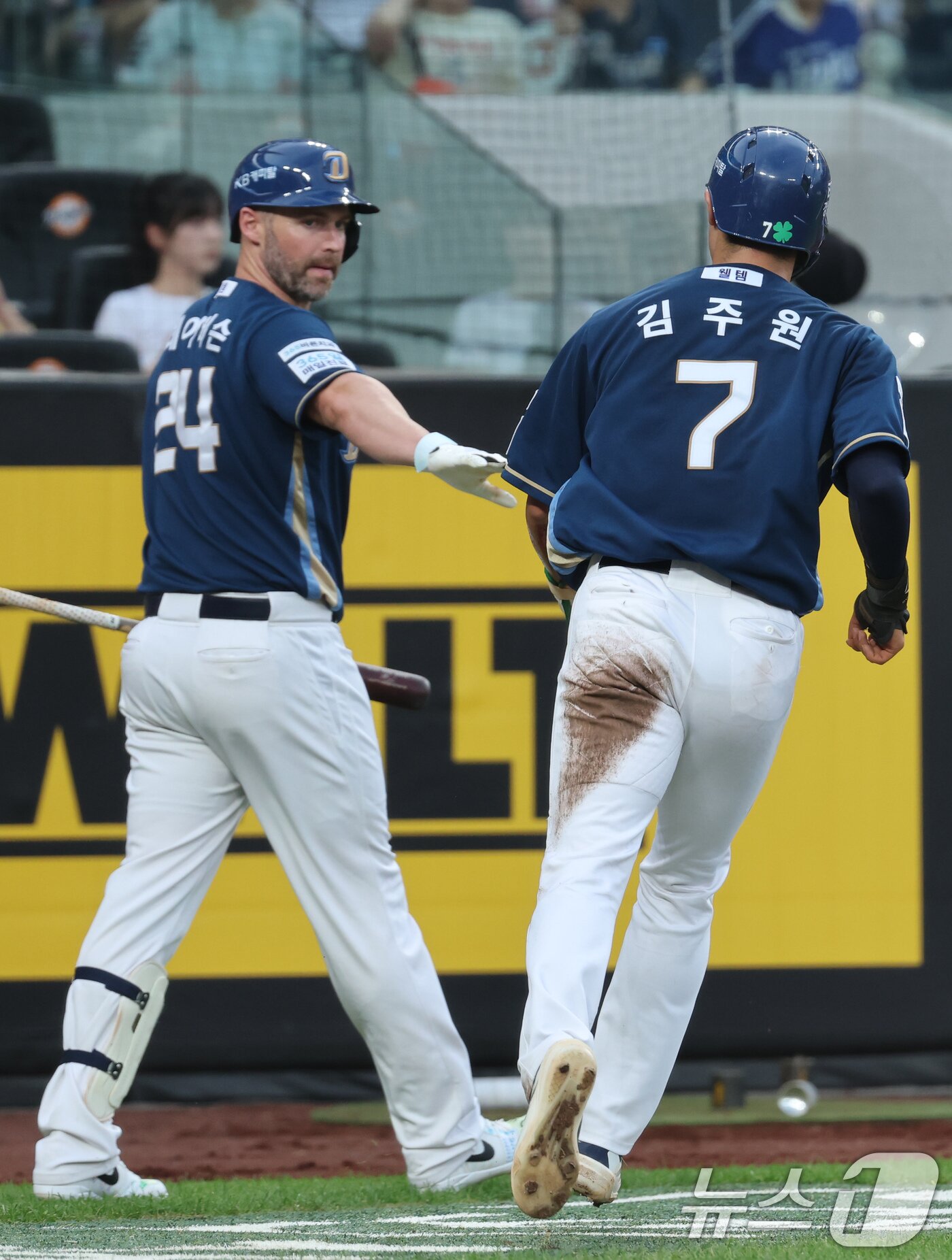 본문 이미지 - 2일 오후 대전한화생명 볼파크에서 열린 프로야구 &#39;2025 신한 SOL뱅크 KBO 리그&#39; 한화 이글스와 NC 다이노스 경기에서 4회초 1사 2루 상황 NC 박민우의 적시타로 2루주자 김주원이 득점후 하이파이브를 하고 있다. 2025.7.2/뉴스1 ⓒ News1 김기태 기자