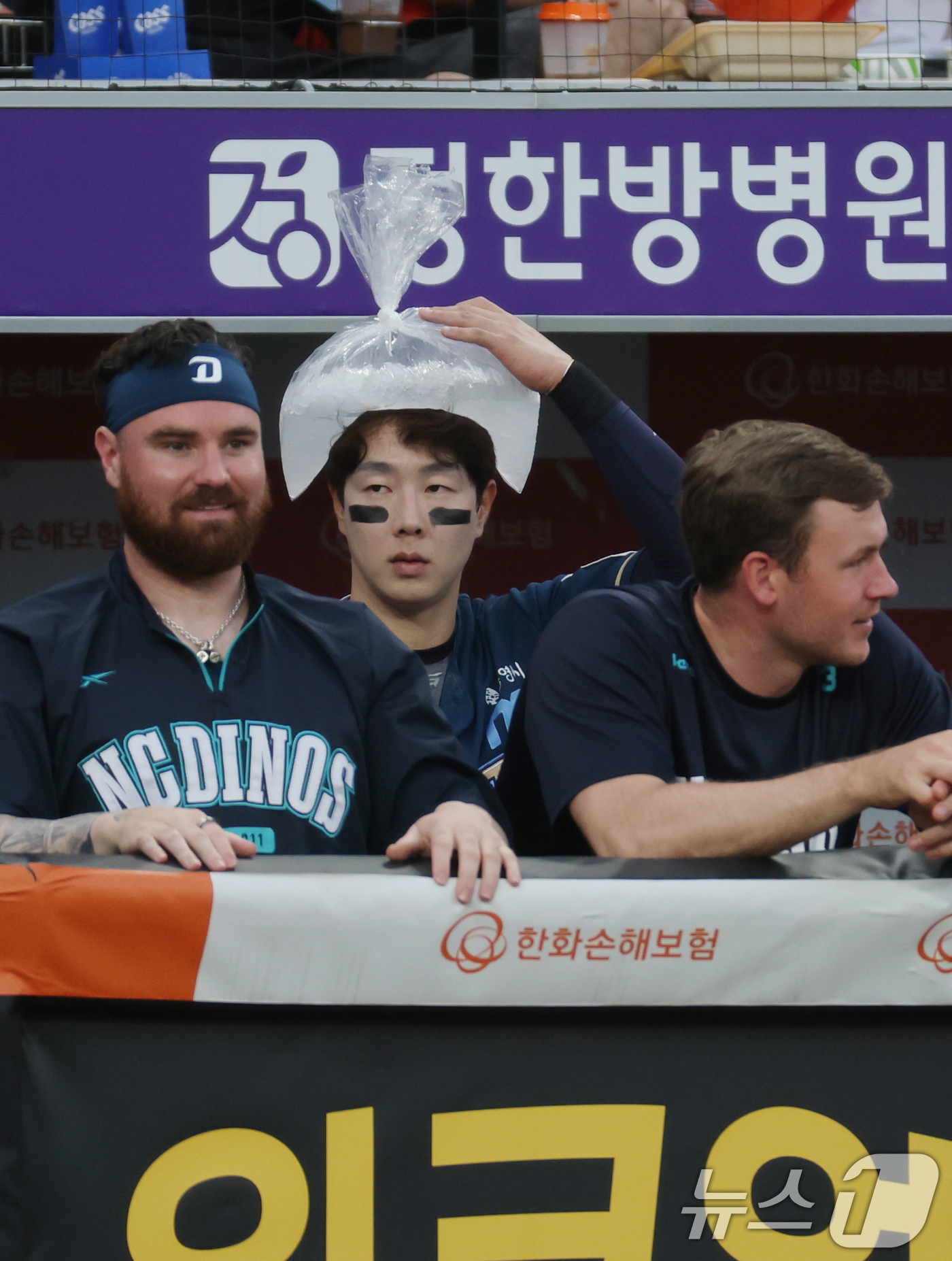 (대전=뉴스1) 김기태 기자 = 2일 오후 대전한화생명 볼파크에서 열린 프로야구 '2025 신한 SOL뱅크 KBO 리그' 한화 이글스와 NC 다이노스 경기에서 NC 박건우가 얼음주 …