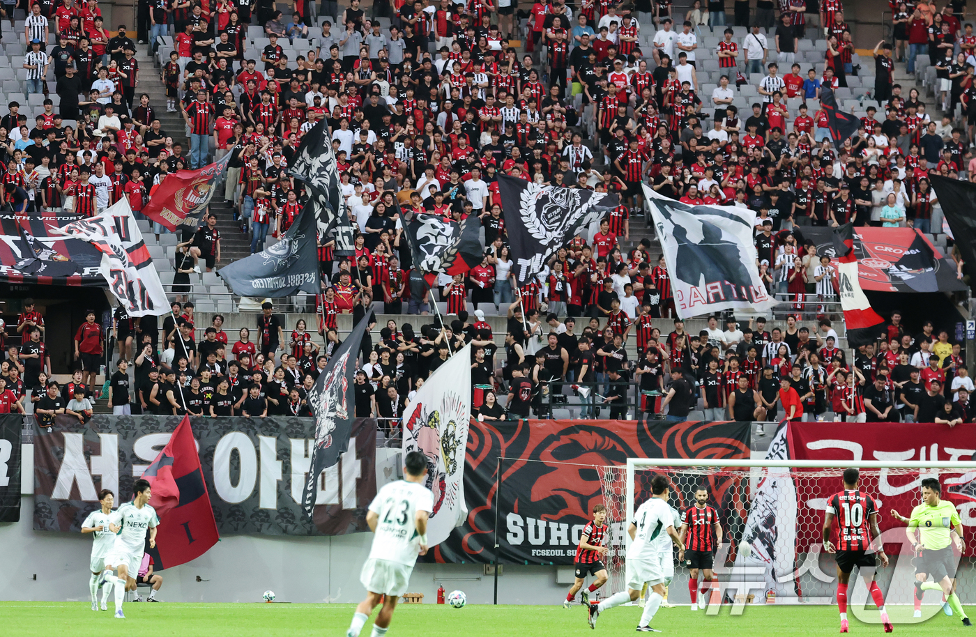 (서울=뉴스1) 오대일 기자 = 2일 오후 서울 마포구 서울월드컵경기장에서 열린 '2025 하나은행 코리아컵' 8강 FC서울과 전북현대의 경기에서 서울 홈팬들이 선수들을 응원하고 …