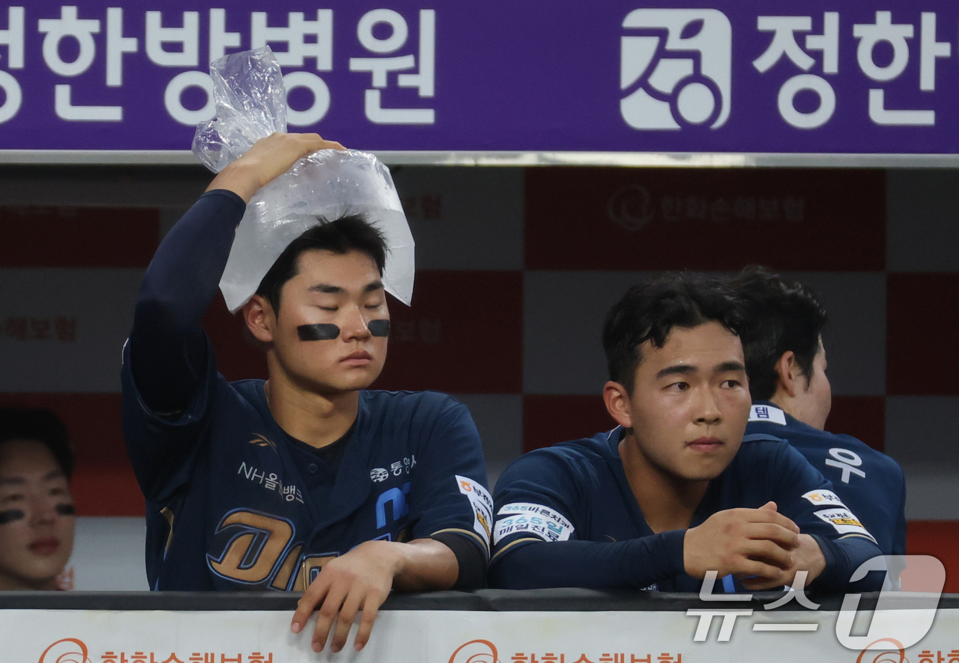 (대전=뉴스1) 김기태 기자 = 2일 오후 대전한화생명 볼파크에서 열린 프로야구 '2025 신한 SOL뱅크 KBO 리그' 한화 이글스와 NC 다이노스 경기에서 NC 김주원이 얼음주 …