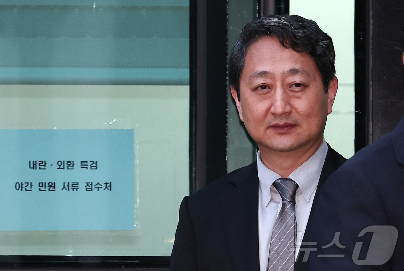 (서울=뉴스1) 김성진 기자 = 안덕근 산업통상자원부 장관이 2일 서울 서초구 서울고등검찰청에 마련된 내란특검 사무실에서 조사를 받은 후 귀가하고 있다. 2025.7.2/뉴스1