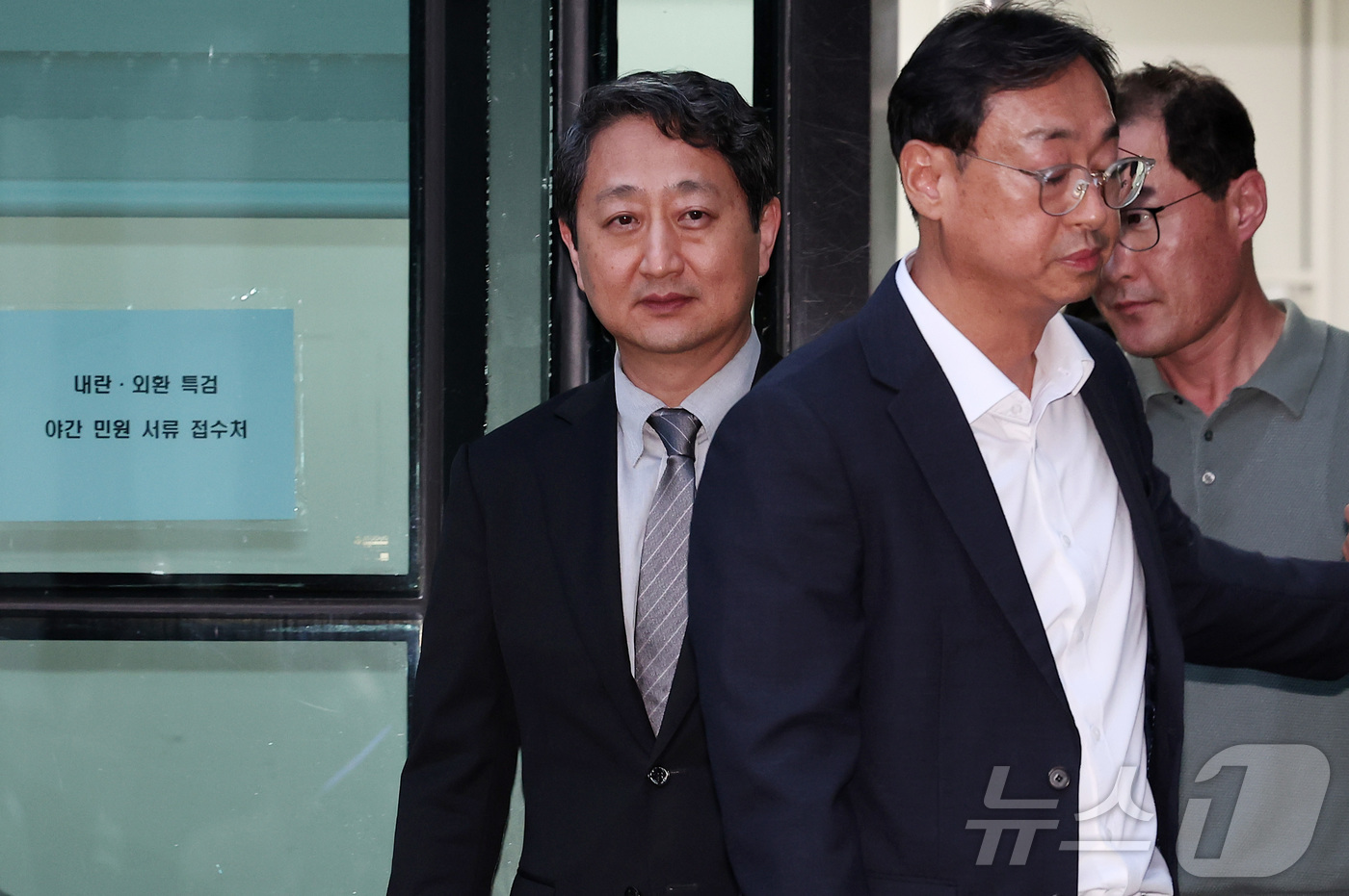 (서울=뉴스1) 김성진 기자 = 안덕근 산업통상자원부 장관이 2일 서울 서초구 서울고등검찰청에 마련된 내란특검 사무실에서 조사를 받은 후 귀가하고 있다. 2025.7.2/뉴스1