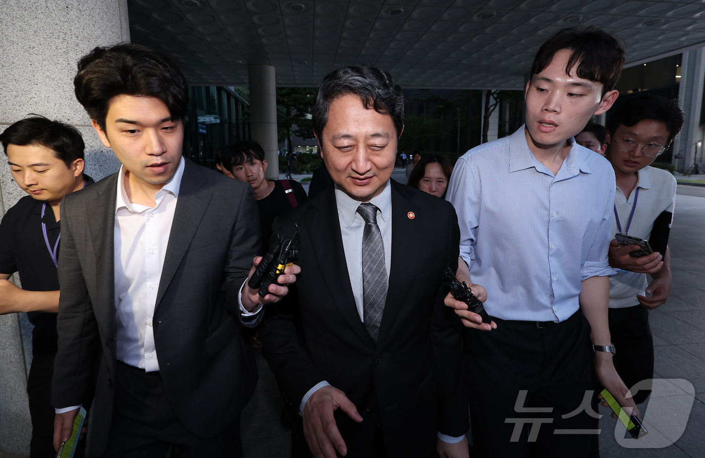 (서울=뉴스1) 김성진 기자 = 안덕근 산업통상자원부 장관이 2일 서울 서초구 서울고등검찰청에 마련된 내란특검 사무실에서 조사를 받은 후 귀가하고 있다. 2025.7.2/뉴스1