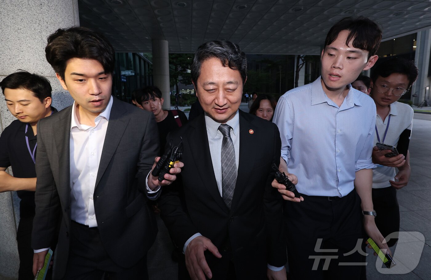 본문 이미지 - 안덕근 산업통상자원부 장관이 2일 서울 서초구 서울고등검찰청에 마련된 내란특검 사무실에서 조사를 받은 후 귀가하고 있다. 2025.7.2/뉴스1 ⓒ News1 김성진 기자