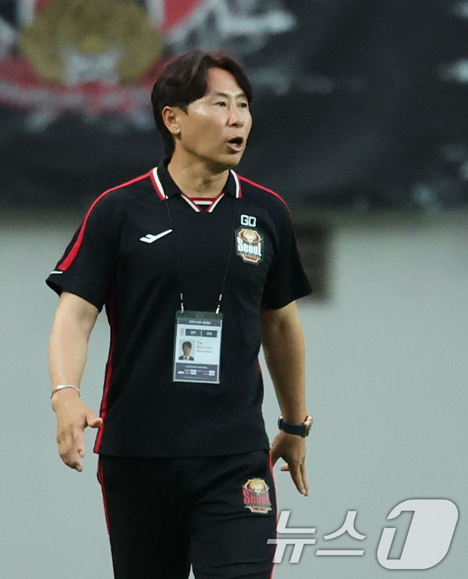 (서울=뉴스1) 오대일 기자 = 2일 오후 서울 마포구 서울월드컵경기장에서 열린 '2025 하나은행 코리아컵' 8강 FC서울과 전북현대의 경기에서 서울 김기동 감독이 선수들을 독려 …