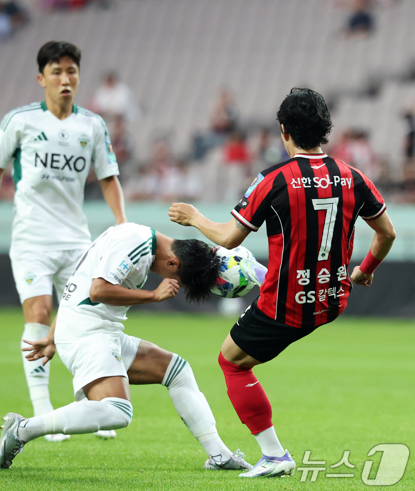 (서울=뉴스1) 오대일 기자 = 2일 오후 서울 마포구 서울월드컵경기장에서 열린 '2025 하나은행 코리아컵' 8강 FC서울과 전북현대의 경기에서 전북 이승우와 서울 정승원이 치열 …