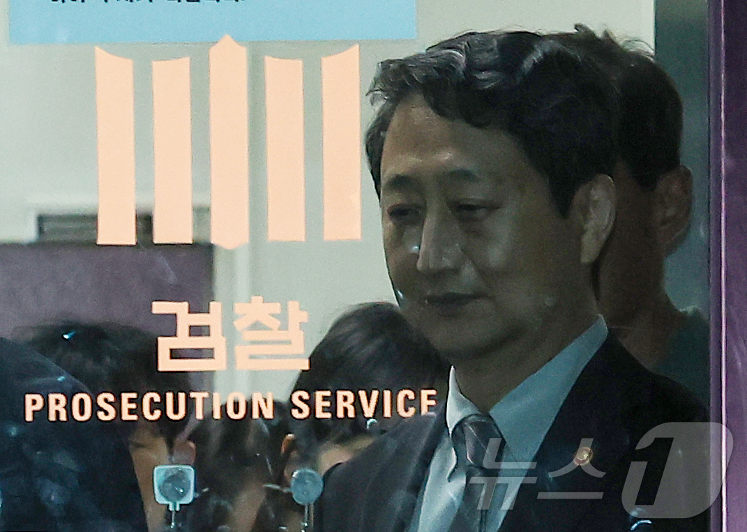 (서울=뉴스1) 김성진 기자 = 안덕근 산업통상자원부 장관이 2일 서울 서초구 서울고등검찰청에 마련된 내란특검 사무실에서 조사를 받은 후 귀가하고 있다. 2025.7.2/뉴스1