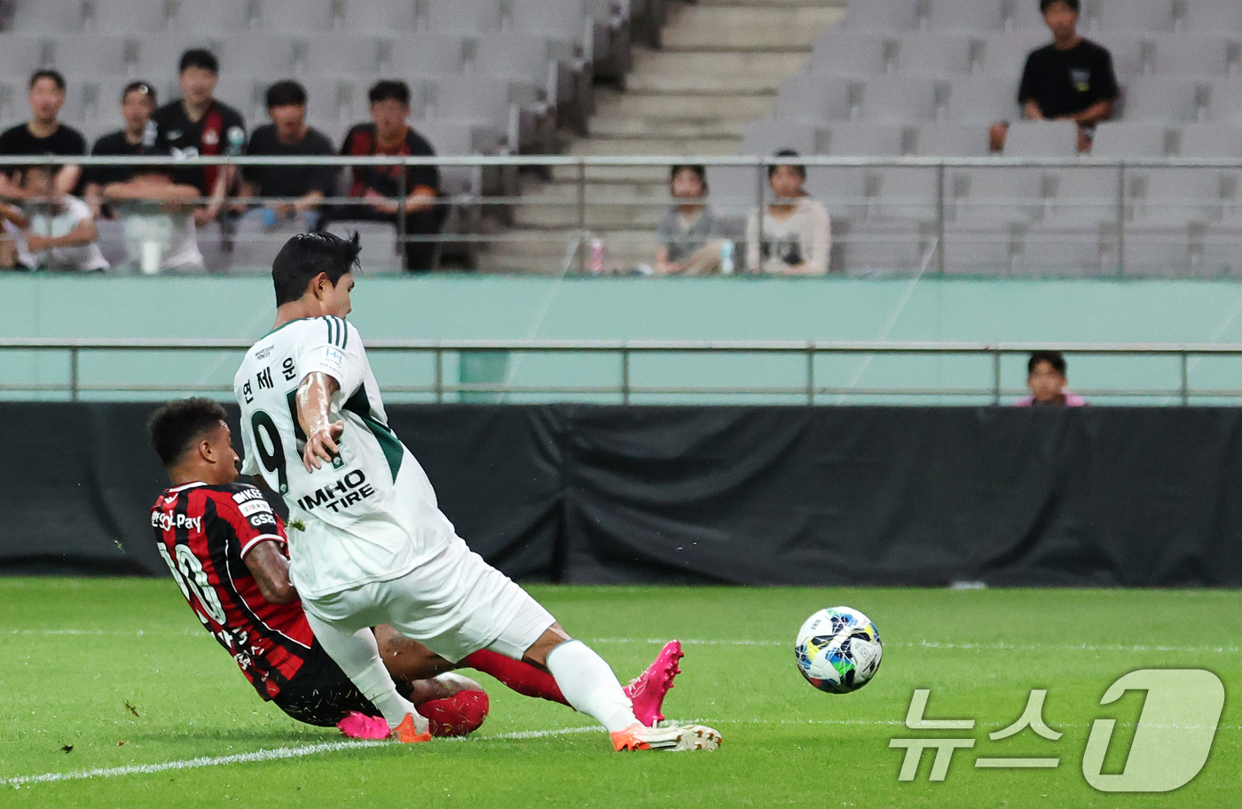 (서울=뉴스1) 오대일 기자 = 2일 오후 서울 마포구 서울월드컵경기장에서 열린 '2025 하나은행 코리아컵' 8강 FC서울과 전북현대의 경기에서 서울 린가드가 미끄러지며 슛을 시 …