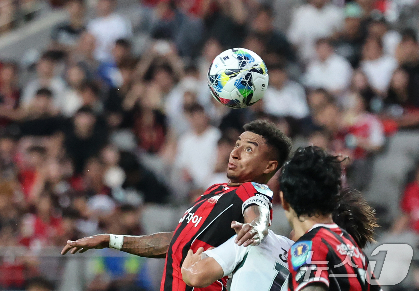 (서울=뉴스1) 오대일 기자 = 2일 오후 서울 마포구 서울월드컵경기장에서 열린 '2025 하나은행 코리아컵' 8강 FC서울과 전북현대의 경기에서 서울 린가드가 공중볼을 다루고 있 …