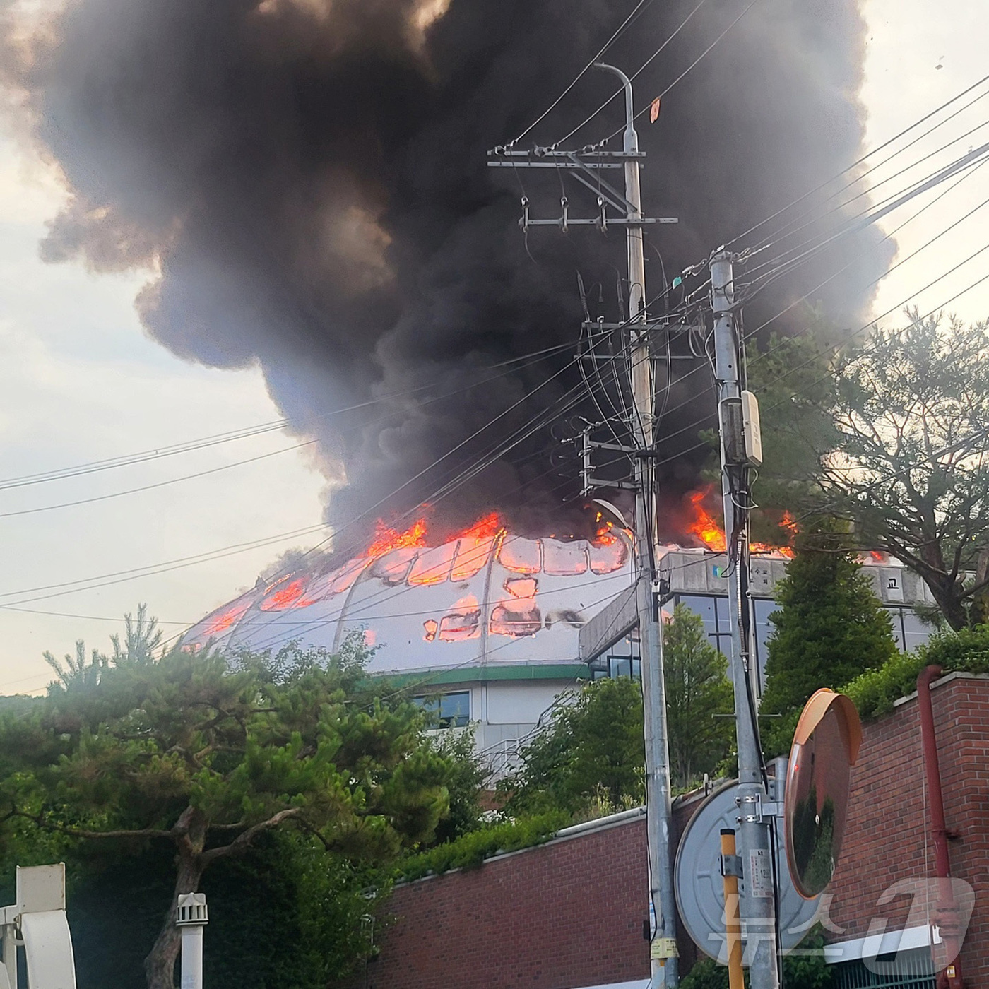 (서울=뉴스1) = 2일 오후 경기도 구리시 교문동 새음교회에 화재가 발생해 소방대원들이 화재를 진압하고 있다. (경기북부소방재난본부 제공. 재판매 및 DB 금지) 2025.7.2 …