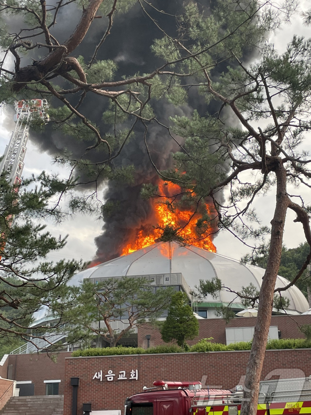 (서울=뉴스1) = 2일 오후 경기도 구리시 교문동 새음교회에 화재가 발생해 소방대원들이 화재를 진압하고 있다. (경기북부소방재난본부 제공. 재판매 및 DB 금지) 2025.7.2 …