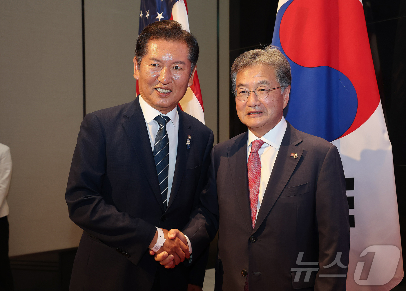 (서울=뉴스1) 사진공동취재단 = 조셉 윤 주한 미국대사대리(왼쪽)와 정청래 더불어민주당 의원이 2일 오후 서울 용산구 그랜드 하얏트 호텔 그랜드 볼룸에서 열린 미국 독립기념일 행 …