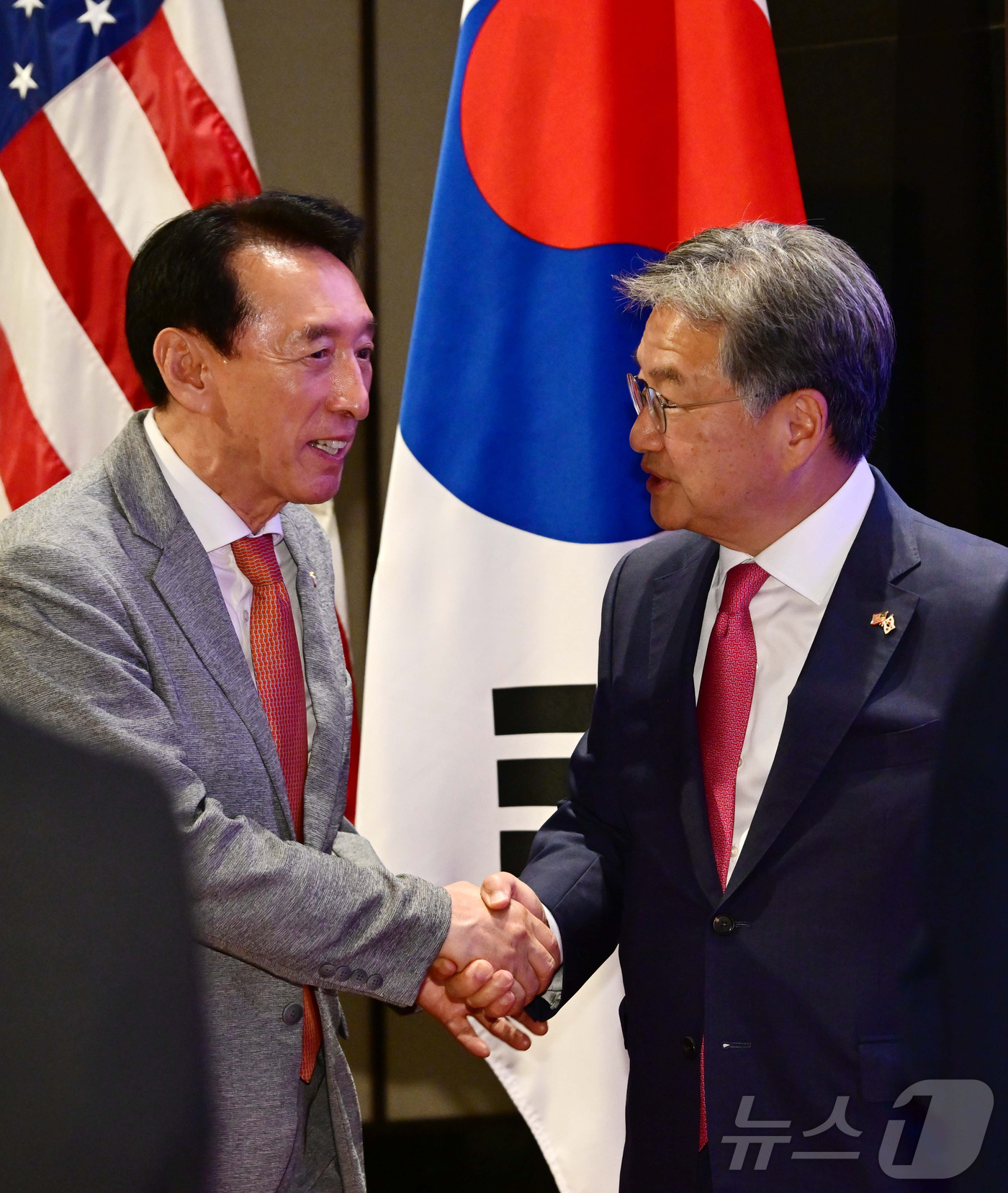 (서울=뉴스1) 사진공동취재단 = 김석기 국회 외교통일위원회 위원장(왼쪽)과 조셉 윤 주한미국대리대사가 2일 오후 서울 용산구 그랜드 하얏트 서울에서 열린 미국 독립기념일 행사에서 …