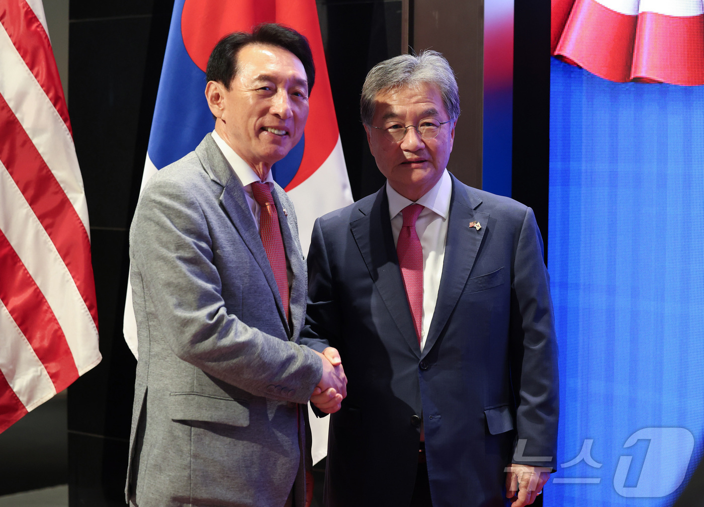 (서울=뉴스1) 사진공동취재단 = 조셉 윤 주한 미국대사대리와 김석기 국회 외교통일위원회 위원장이 2일 오후 서울 용산구 그랜드 하얏트 호텔 그랜드 볼룸에서 열린 미국 독립기념일 …