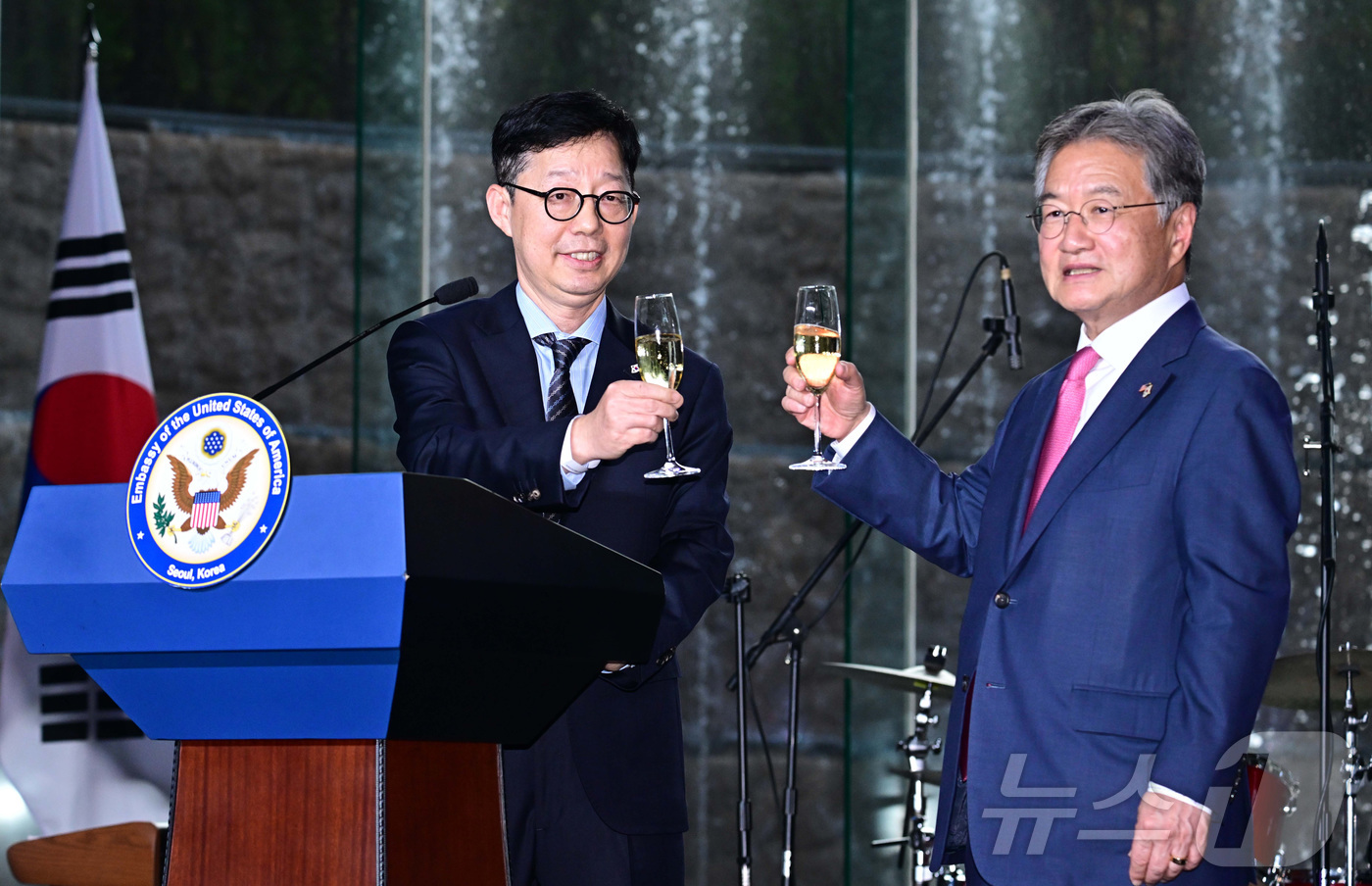 (서울=뉴스1) 사진공동취재단 = 박윤주 외교부 1차관(왼쪽)과 조셉 윤 주한미국대리대사가 2일 오후 서울 용산구 그랜드 하얏트 서울에서 열린 미국 독립기념일 행사에서 건배 제의를 …