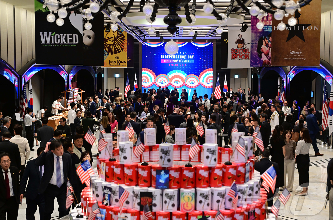(서울=뉴스1) 사진공동취재단 = 2일 오후 서울 용산구 그랜드 하얏트 서울에서 열린 미국 독립기념일 행사에서 참석자들이 환담을 하고 있다. 2025.7.2/뉴스1