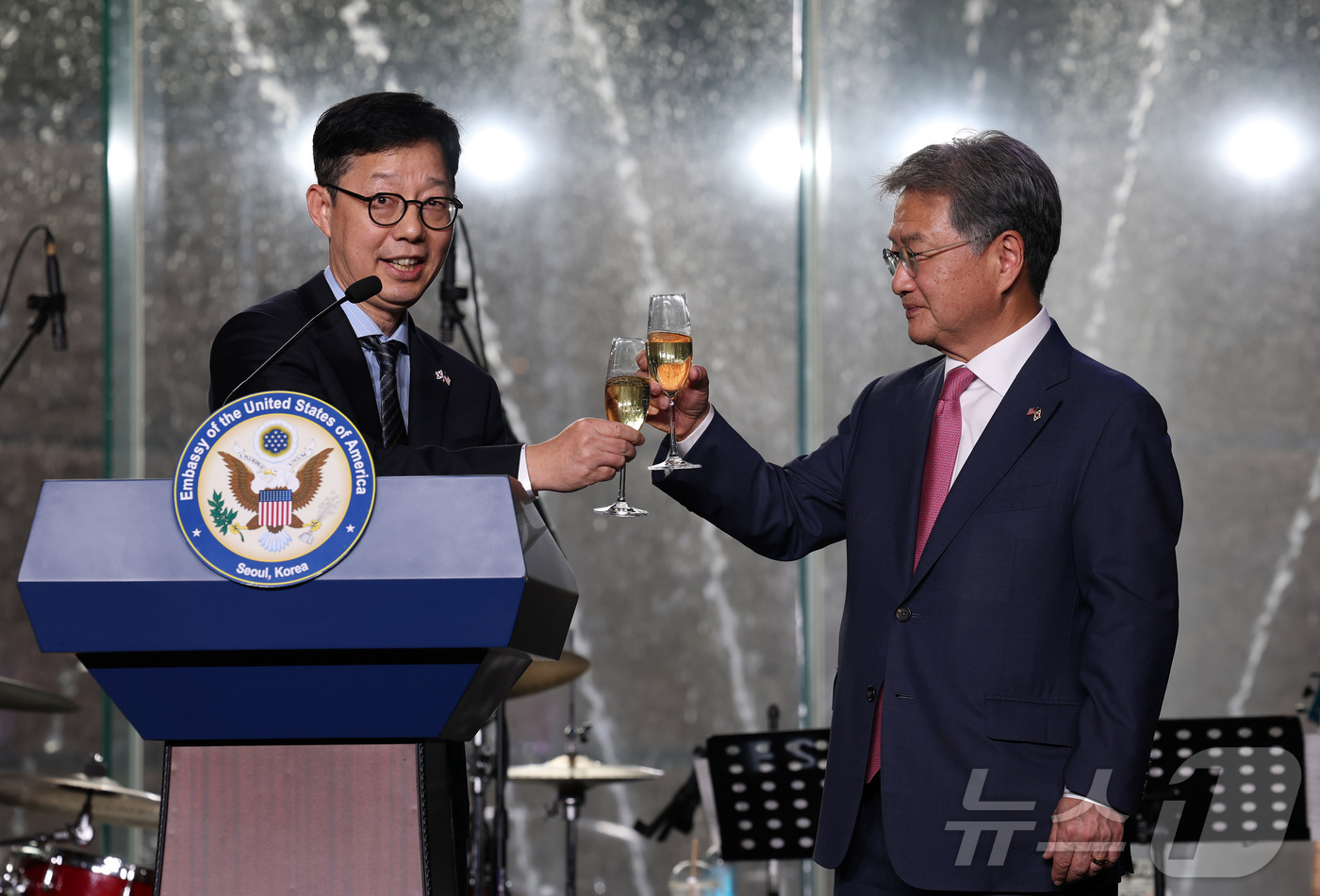 (서울=뉴스1) 사진공동취재단 = 조셉 윤 주한 미국대사대리(오른쪽)와 박윤주 외교부 1차관이 2일 오후 서울 용산구 그랜드 하얏트 호텔 그랜드 볼룸에서 열린 미국 독립기념일 행사 …