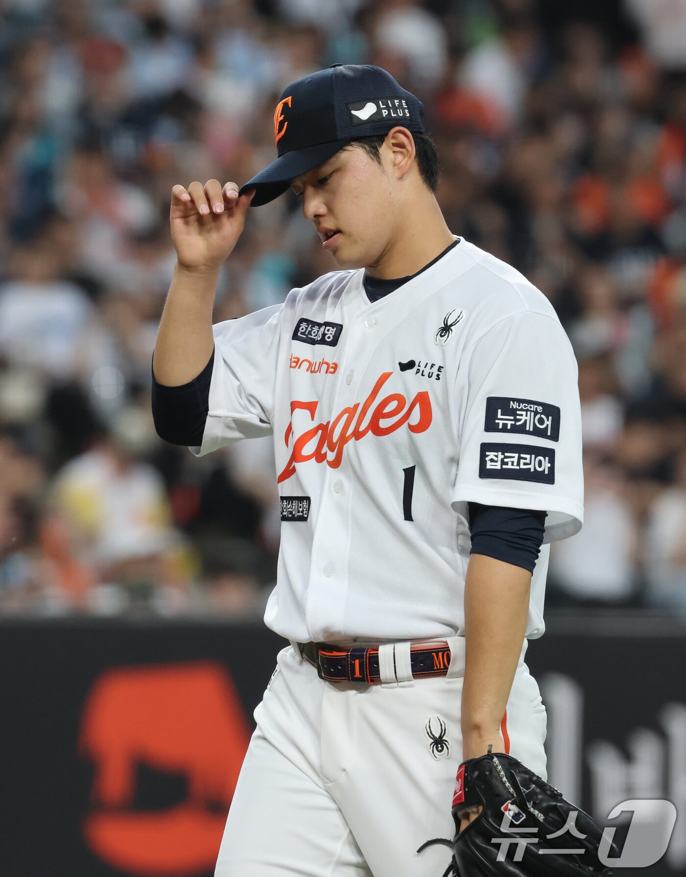 본문 이미지 - 2일 오후 대전한화생명 볼파크에서 열린 프로야구 '2025 신한 SOL뱅크 KBO 리그' 한화 이글스와 NC 다이노스 경기에서 한화 선발 문동주가 실점하자 아쉬워 하고 있다. 2025.7.2/뉴스1 ⓒ News1 김기태 기자