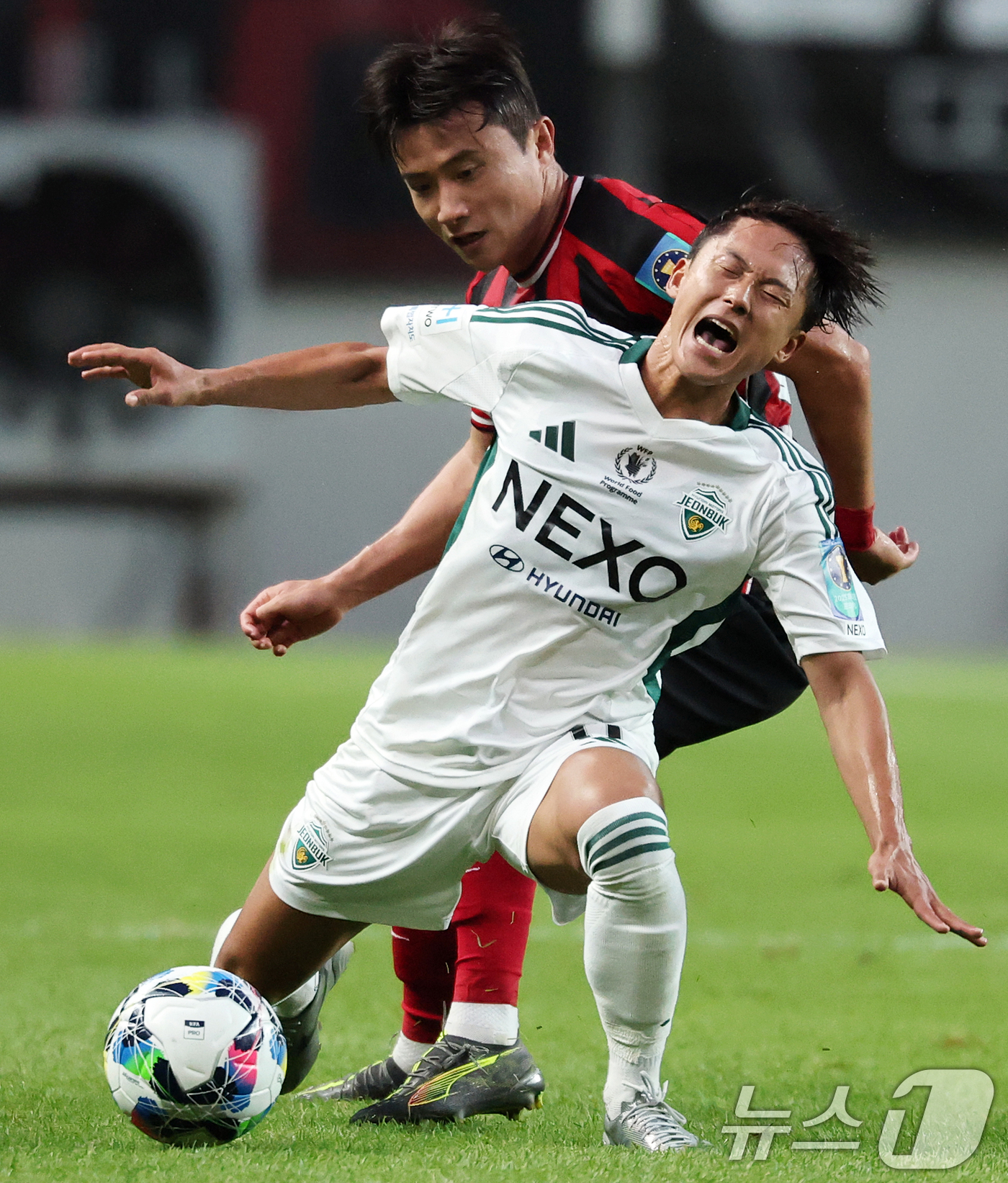 (서울=뉴스1) 오대일 기자 = 2일 오후 서울 마포구 서울월드컵경기장에서 열린 '2025 하나은행 코리아컵' 8강 FC서울과 전북현대의 경기에서 전북 이승우가 서울 박수일과 경합 …