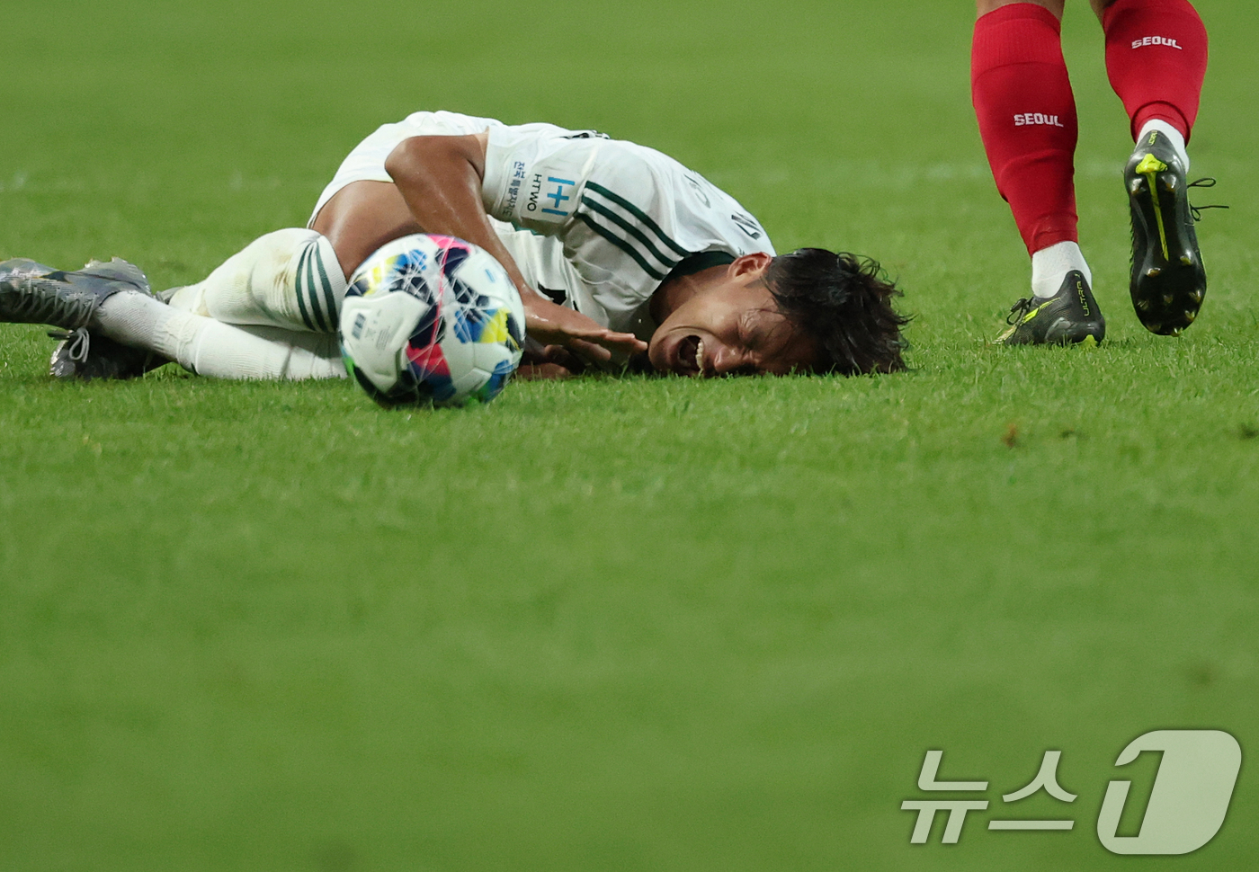 (서울=뉴스1) 오대일 기자 = 2일 오후 서울 마포구 서울월드컵경기장에서 열린 '2025 하나은행 코리아컵' 8강 FC서울과 전북현대의 경기에서 전북 이승우가 서울 박수일과 경합 …