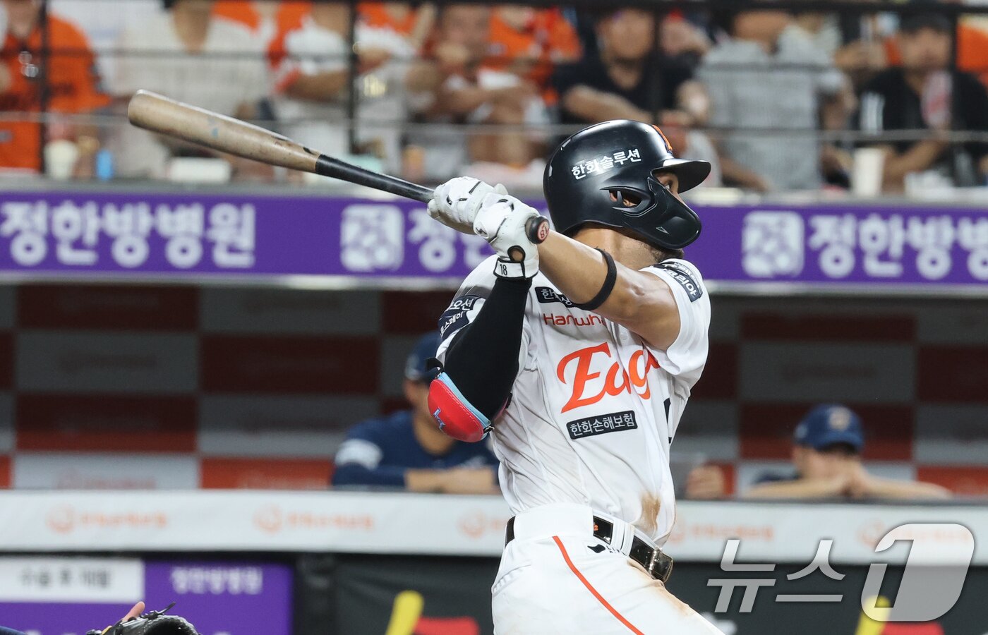 본문 이미지 - 2일 오후 대전한화생명 볼파크에서 열린 프로야구 &#39;2025 신한 SOL뱅크 KBO 리그&#39; 한화 이글스와 NC 다이노스 경기에서 6회말 무사 상황 한화 리베라토가 진루타를 치고 있다. 2025.7.2/뉴스1 ⓒ News1 김기태 기자
