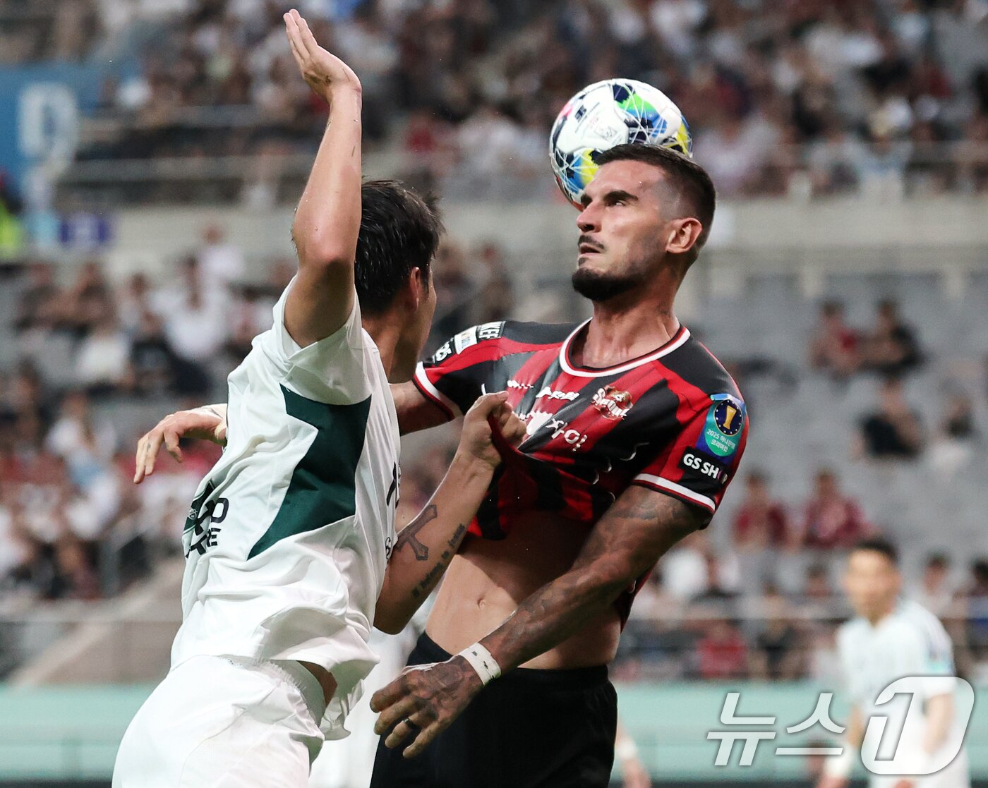 본문 이미지 - 2일 오후 서울 마포구 서울월드컵경기장에서 열린 &#39;2025 하나은행 코리아컵&#39; 8강 FC서울과 전북현대의 경기에서 서울 스트라이커 둑스가 전북 김영빈의 수비를 뚫고 헤딩슛을 시도하고 있다. 2025.7.2/뉴스1 ⓒ News1 오대일 기자