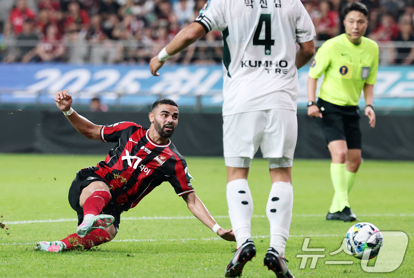 (서울=뉴스1) 오대일 기자 = 2일 오후 서울 마포구 서울월드컵경기장에서 열린 '2025 하나은행 코리아컵' 8강 FC서울과 전북현대의 경기에서 서울 루카스가 넘어지며 슛팅을 시 …