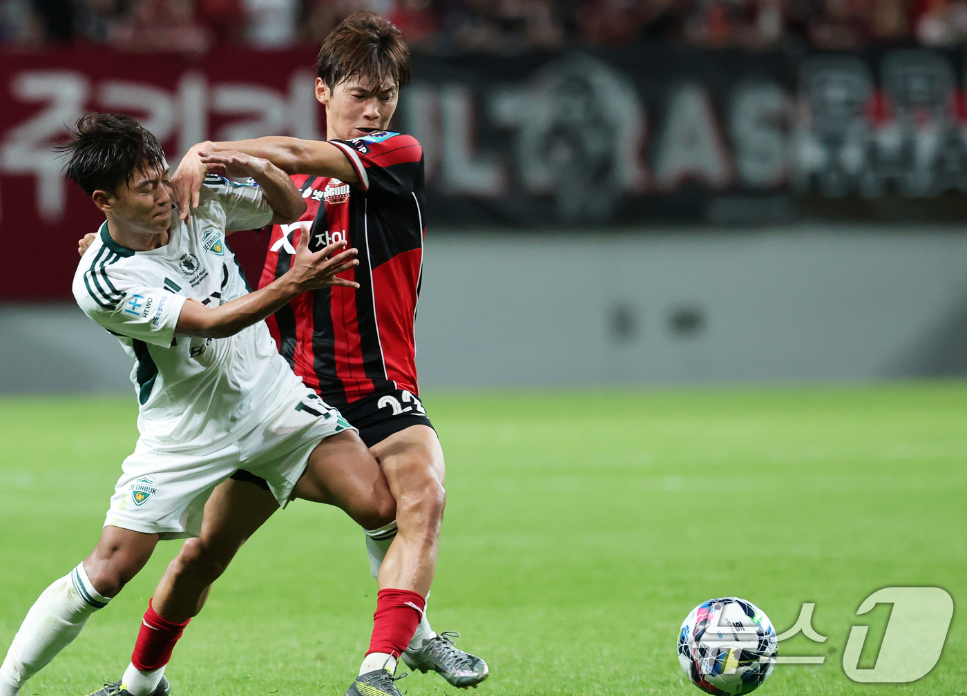 (서울=뉴스1) 오대일 기자 = 2일 오후 서울 마포구 서울월드컵경기장에서 열린 '2025 하나은행 코리아컵' 8강 FC서울과 전북현대의 경기에서 전북 이승우와 서울 김진수가 치열 …