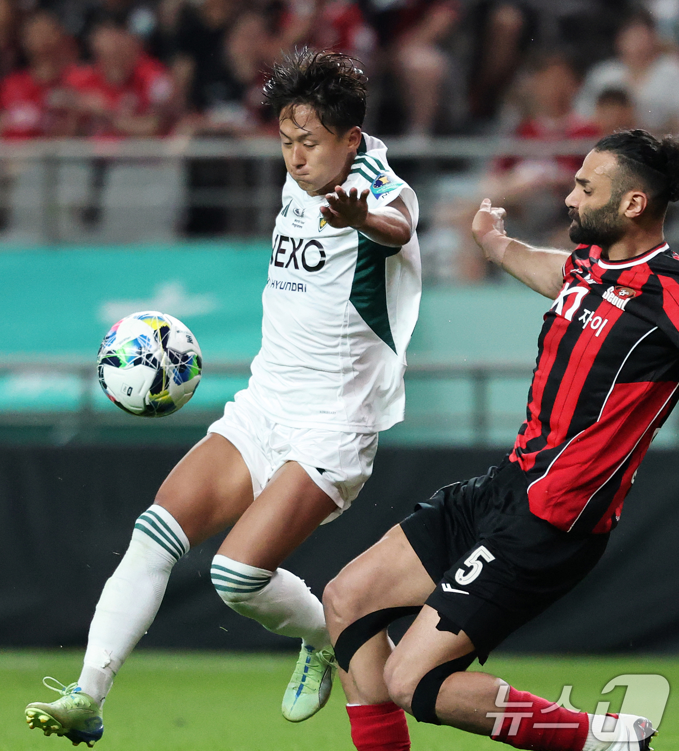 (서울=뉴스1) 오대일 기자 = 2일 오후 서울 마포구 서울월드컵경기장에서 열린 '2025 하나은행 코리아컵' 8강 FC서울과 전북현대의 경기에서 전북 이승우가 공격하고 있다. 2 …