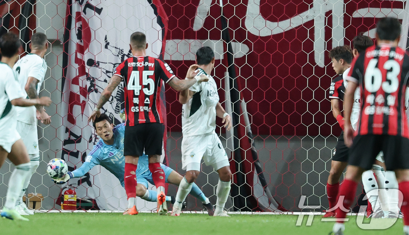 (서울=뉴스1) 오대일 기자 = 2일 오후 서울 마포구 서울월드컵경기장에서 열린 '2025 하나은행 코리아컵' 8강 FC서울과 전북현대의 경기에서 전북 골키퍼 김정훈이 서울 아잔의 …