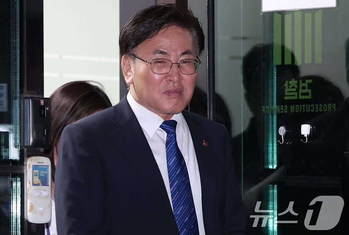 본문 이미지 - 유상임 과학기술정보통신부 장관이 2일 서울 서초구 서울고등검찰청에 마련된 내란특검 사무실에서 조사를 받은 후 귀가하고 있다. 2025.7.2/뉴스1 ⓒ News1 김성진 기자