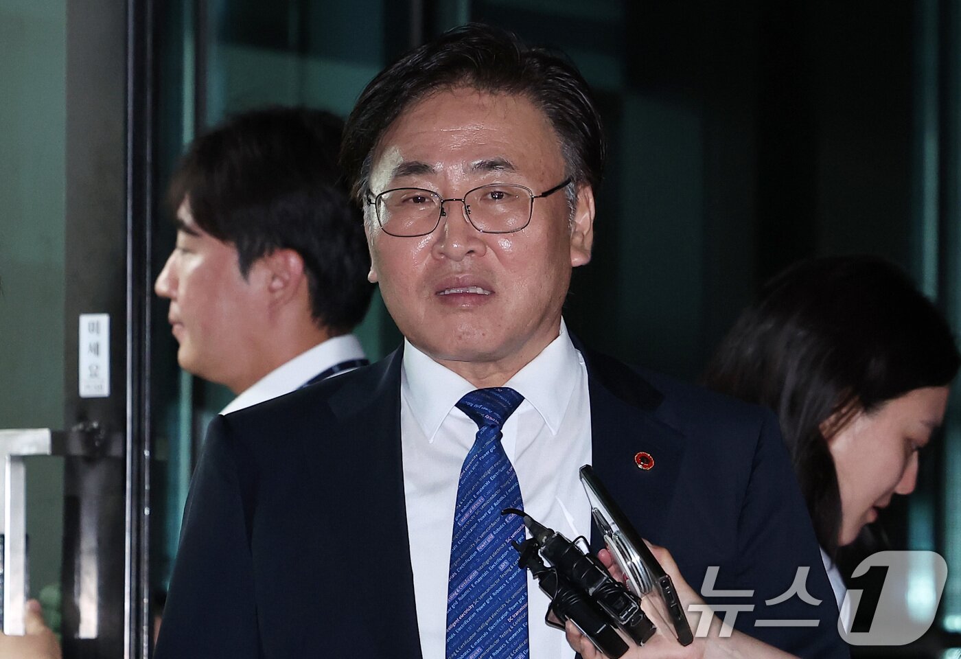 본문 이미지 - 유상임 과학기술정보통신부 장관이 2일 서울 서초구 서울고등검찰청에 마련된 내란특검 사무실에서 조사를 받은 후 귀가하고 있다. 2025.7.2/뉴스1 ⓒ News1 김성진 기자