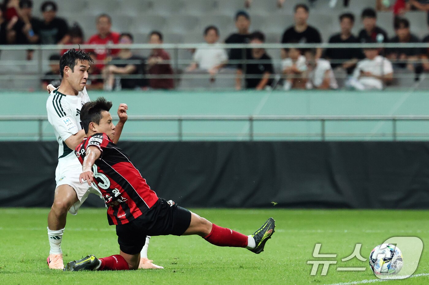 본문 이미지 - 2일 오후 서울 마포구 서울월드컵경기장에서 열린 &#39;2025 하나은행 코리아컵&#39; 8강 FC서울과 전북현대의 경기에서 전북 송민규가 후반 41분 귀중한 선제골을 터트리고 있다. 2025.7.2/뉴스1 ⓒ News1 오대일 기자