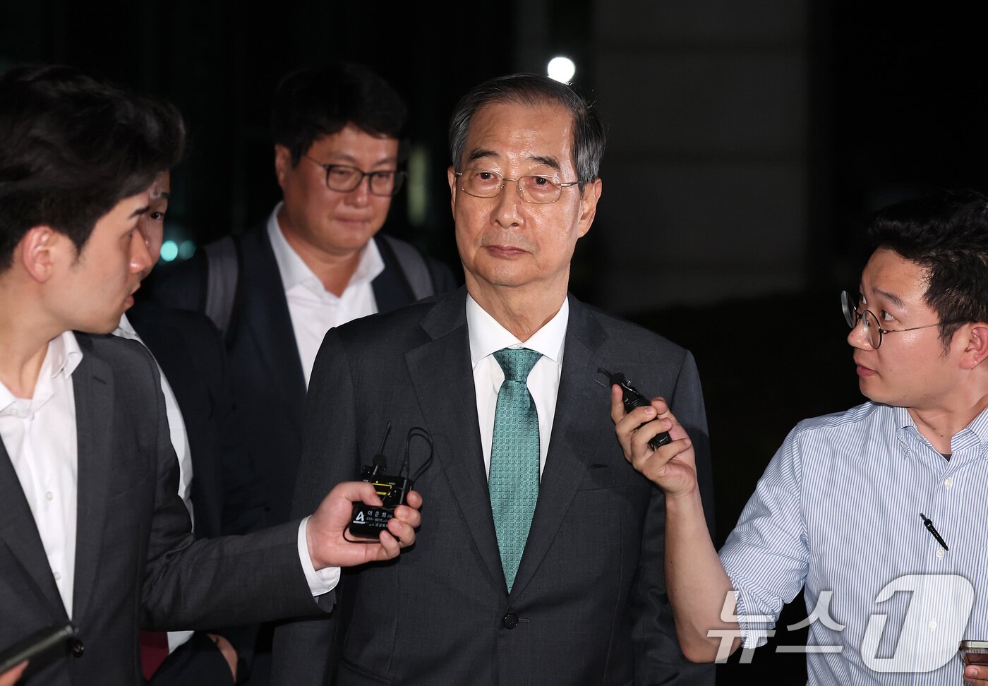 본문 이미지 - 한덕수 전 국무총리가 2일 서울 서초구 서울고등검찰청에 마련된 내란특검 사무실에서 조사를 받은 후 귀가하고 있다. 2025.7.2/뉴스1 ⓒ News1 김성진 기자