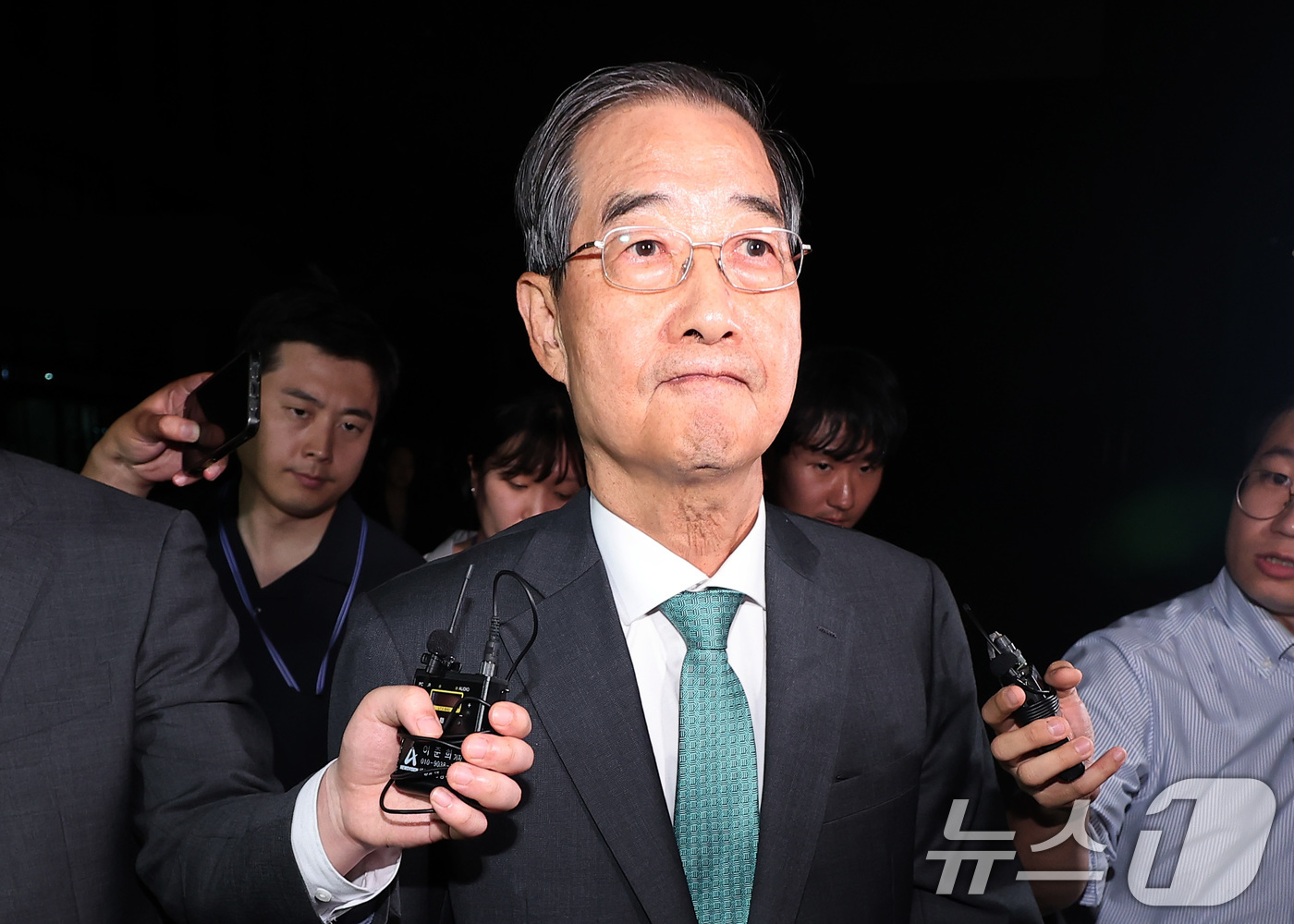 (서울=뉴스1) 김성진 기자 = 한덕수 전 국무총리가 2일 서울 서초구 서울고등검찰청에 마련된 내란특검 사무실에서 조사를 받은 후 귀가하고 있다. 2025.7.2/뉴스1