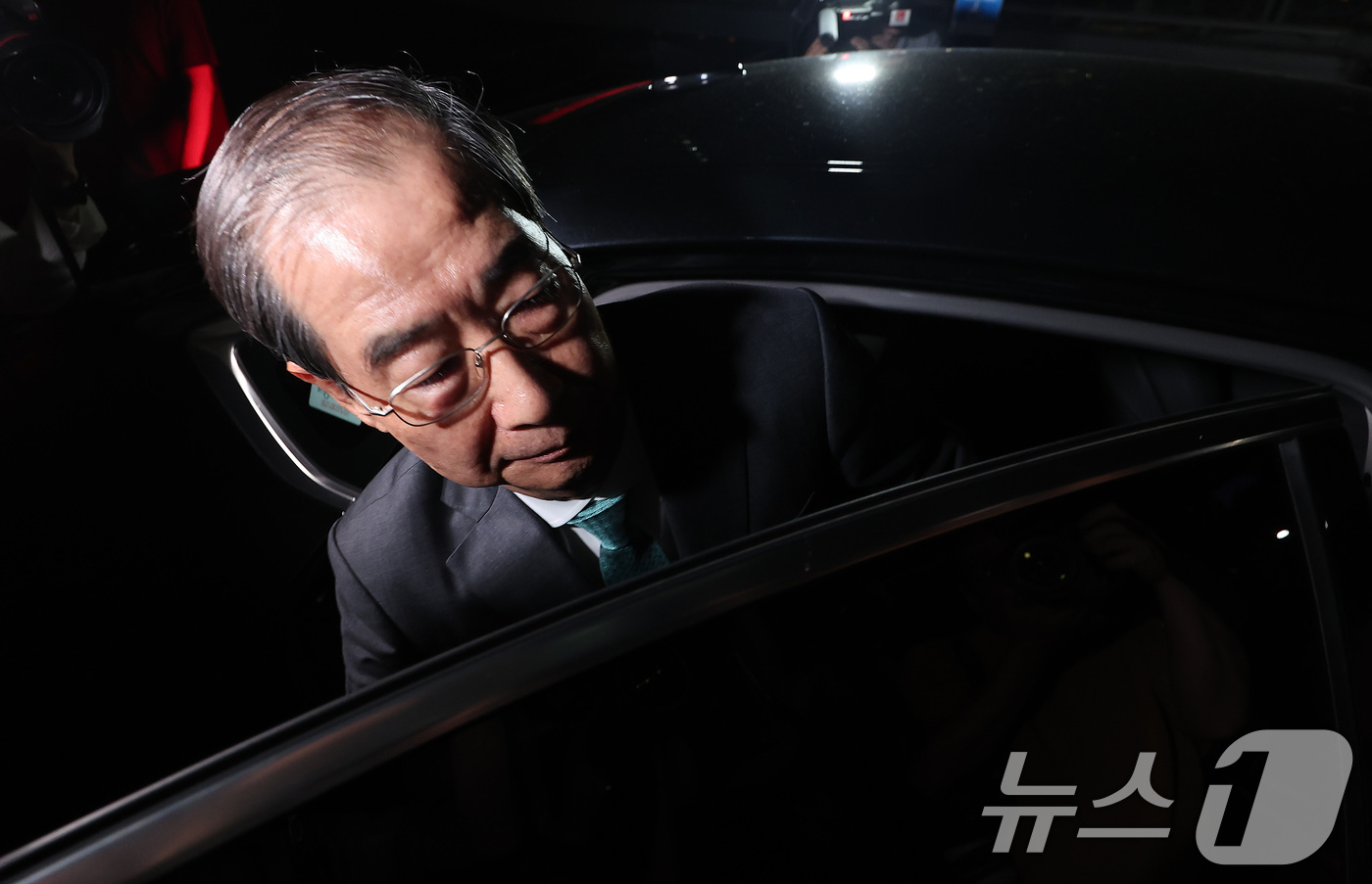 (서울=뉴스1) 김성진 기자 = 한덕수 전 국무총리가 2일 서울 서초구 서울고등검찰청에 마련된 내란특검 사무실에서 조사를 받은 후 귀가하고 있다. 2025.7.2/뉴스1