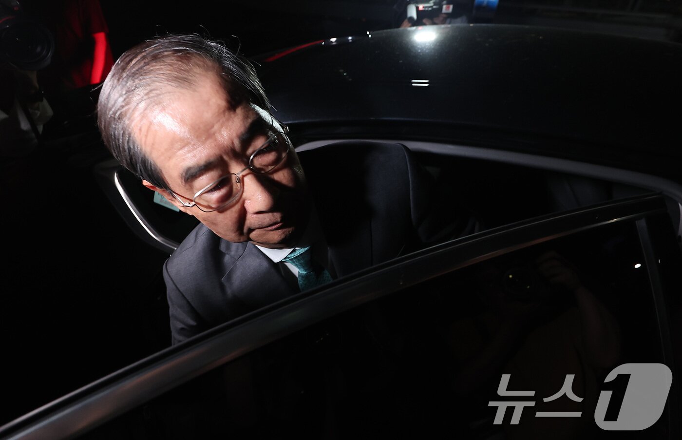 본문 이미지 - 한덕수 전 국무총리가 2일 서울 서초구 서울고등검찰청에 마련된 내란특검 사무실에서 조사를 받은 후 귀가하고 있다. 2025.7.2/뉴스1 ⓒ News1 김성진 기자