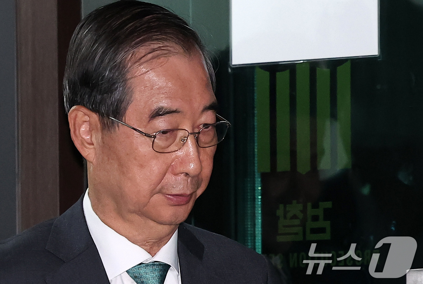 (서울=뉴스1) 김성진 기자 = 한덕수 전 국무총리가 2일 서울 서초구 서울고등검찰청에 마련된 내란특검 사무실에서 조사를 받은 후 귀가하고 있다. 2025.7.2/뉴스1