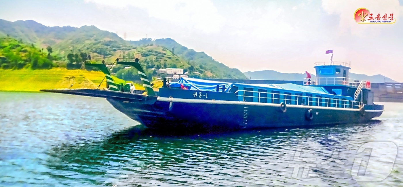 (평양 노동신문=뉴스1) = 북한 노동당 기관지 노동신문은 20일 시멘트수송용 배인 '진흥-1'을 조명하며 "지방중흥의 벅찬 숨결을 안고 배고동소리 울린다"고 보도했다. [국내에서 …